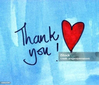 Nota de agradecimiento escrita a mano con un corazón rojo sobre un fondo azul artístico.