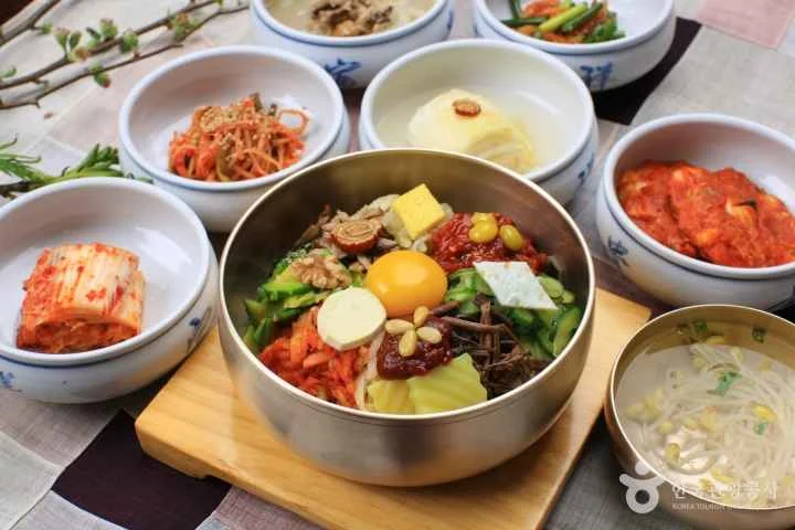 Un tazón de Bibimbap coreano saludable con verduras coloridas y arroz, ideal para viajeros mayores.