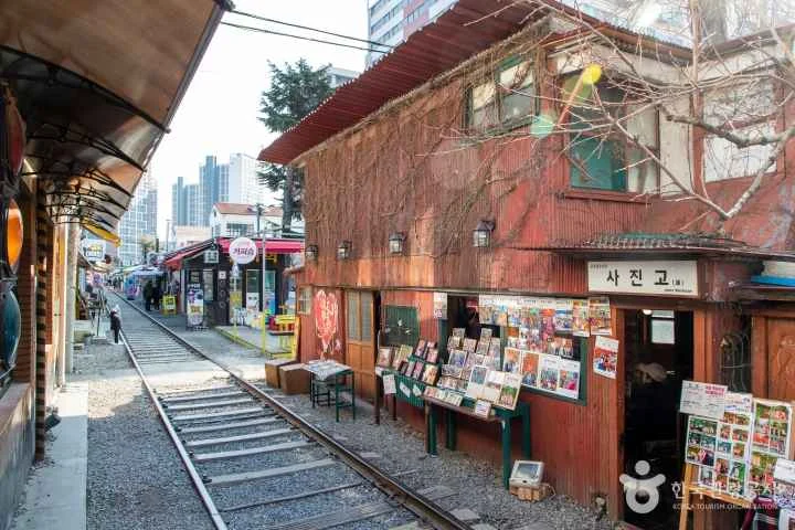 Paisaje del pueblo ferroviario de Gyeongam-dong en Gunsan con consejos de estacionamiento