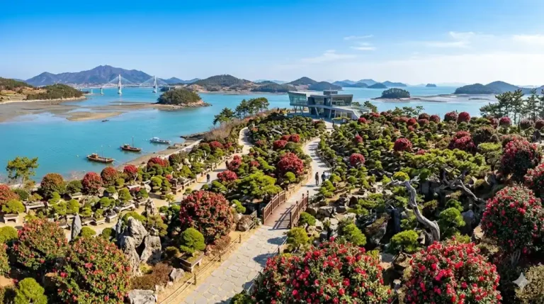 Vista del Jardin de Bonsais con Aegidongbaek y Puente Cheonsa en la Isla Aphaedo