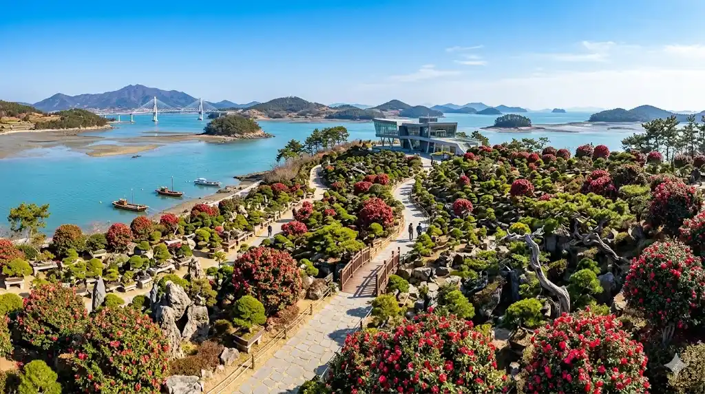 Vista del Jardin de Bonsais con Aegidongbaek y Puente Cheonsa en la Isla Aphaedo