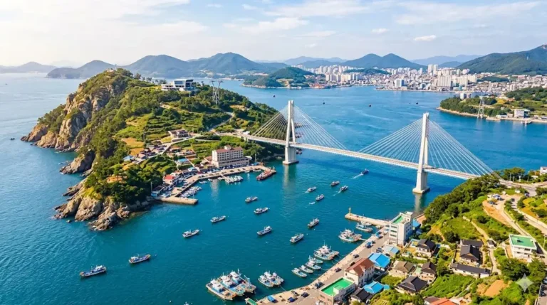 Vista panorámica del Puente Dolsan y la costa de la isla, ideal para un viaje a Dolsando inolvidable cerca de Yeosu.